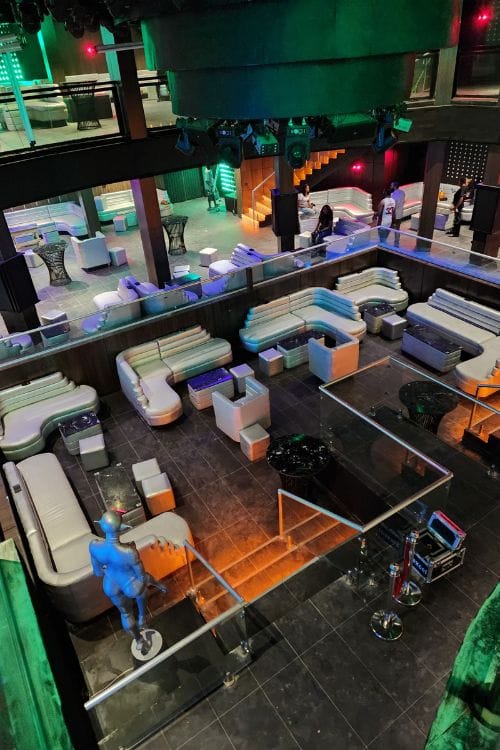 Upscale club environment with custom VIP seating and dramatic visual lighting effects by DecorEffect Benin.